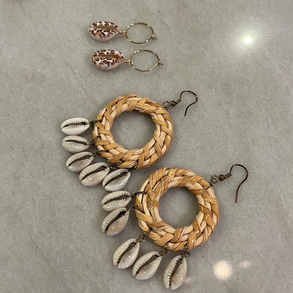 2 pack American Eagle shell earrings. Good condition